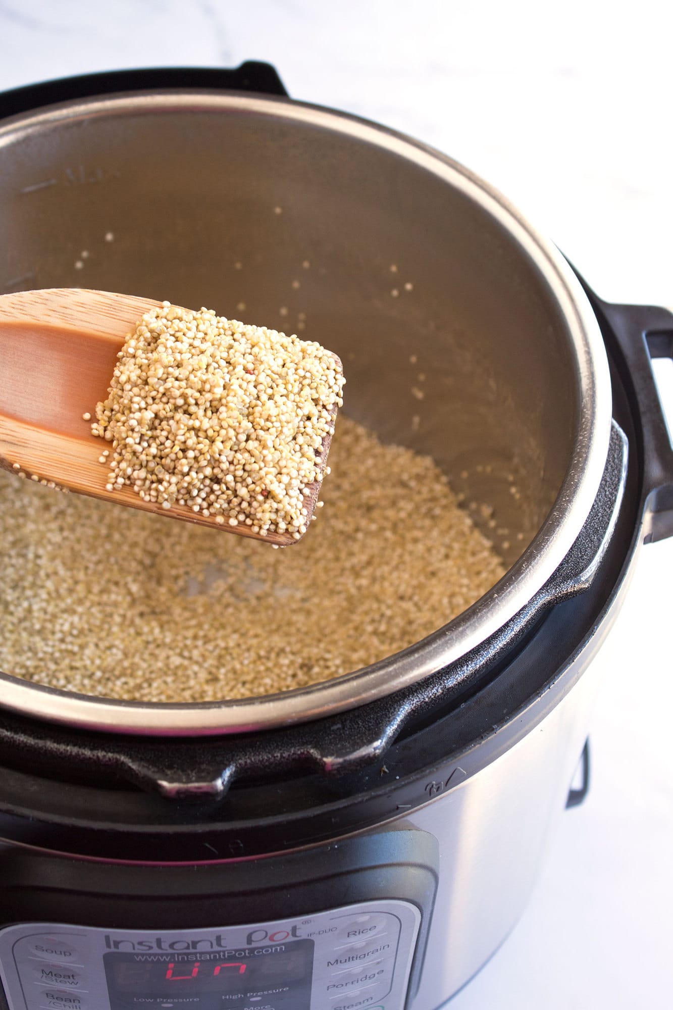 Toasted quinoa in pot