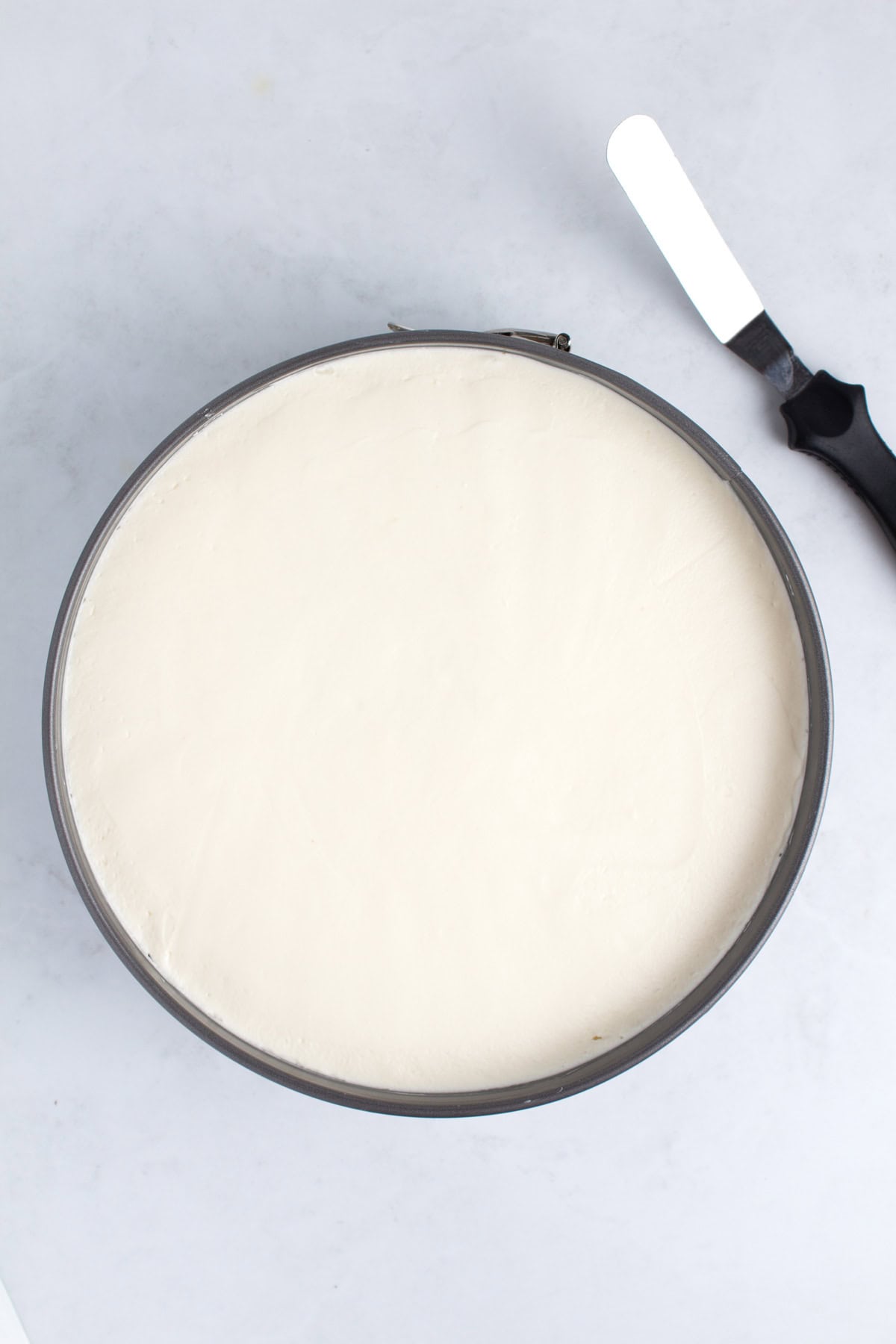 Whipped filling without gelatin in cheesecake pan.