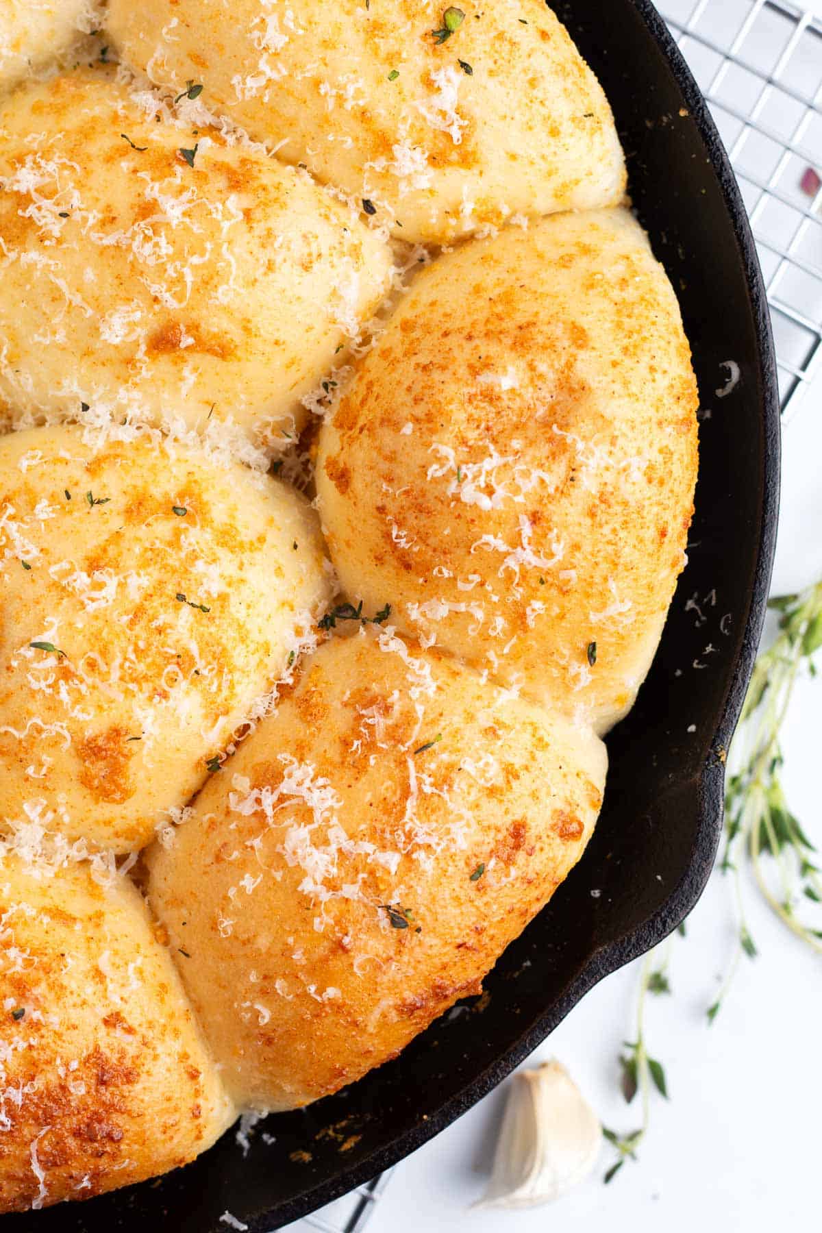 Delicious garlic parmesan dinner rolls in a cast iron skillet.