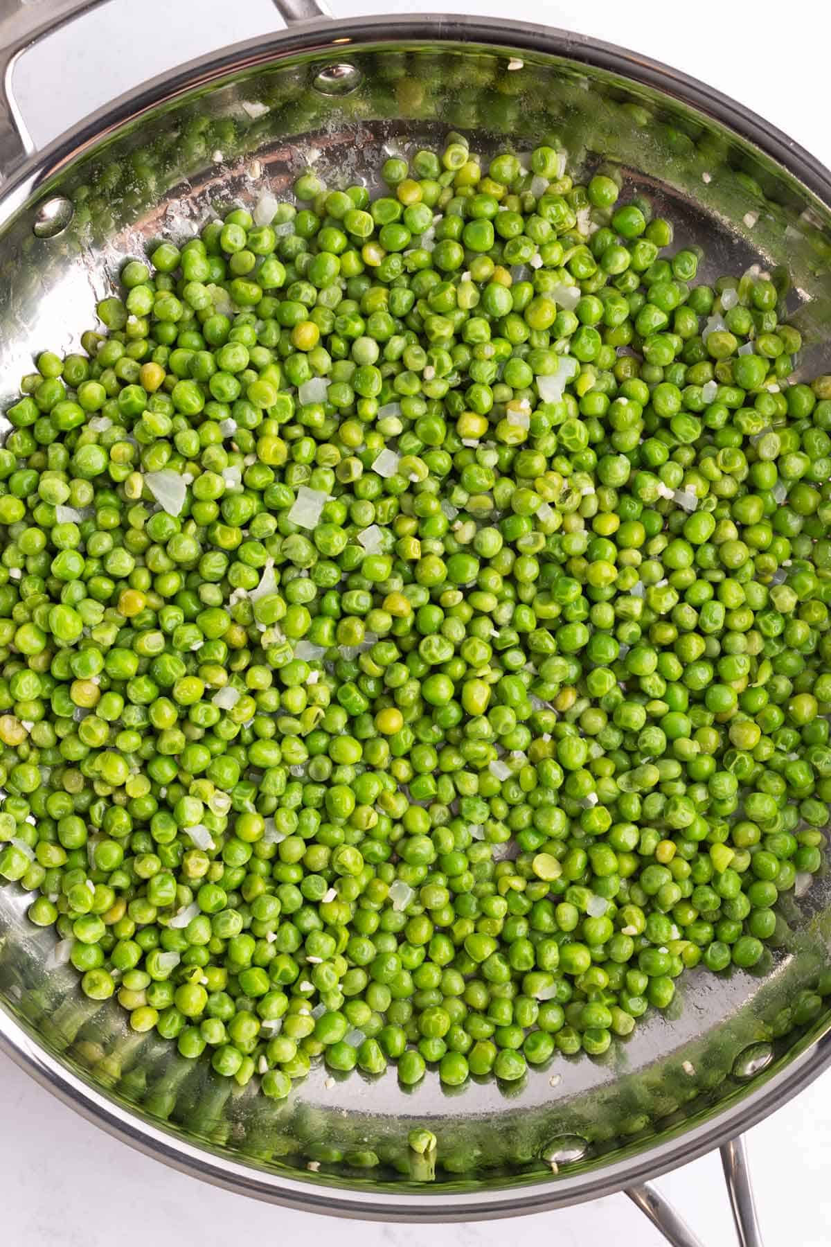 Cooked peas in a large skillet.