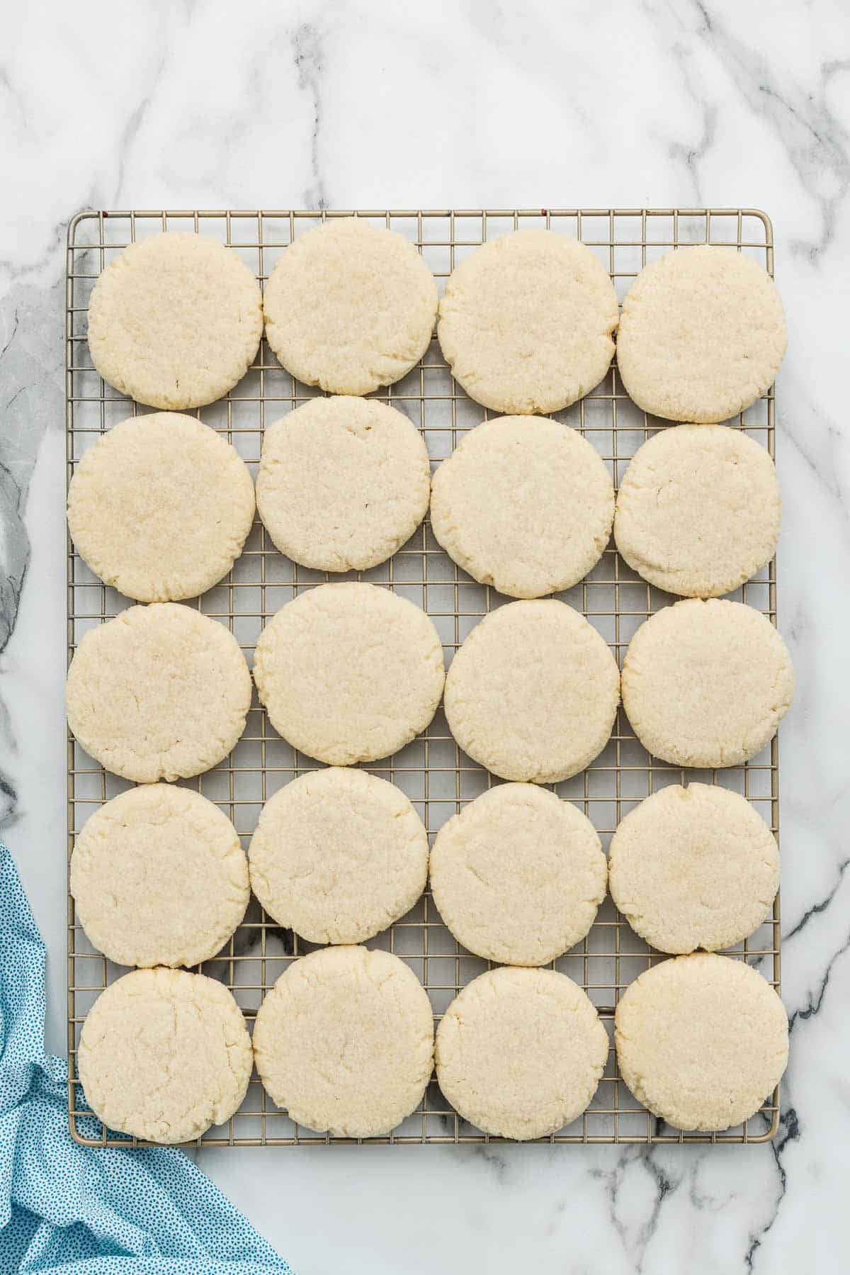 Cookies laid across a cooling rack in rows.