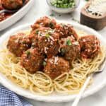 A plate of spaghetti and meatballs.