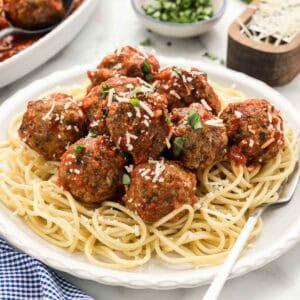 A plate of spaghetti and meatballs.