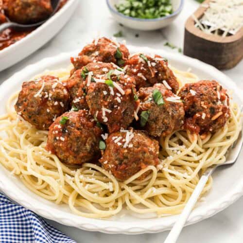 A plate of spaghetti and meatballs.