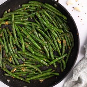 Green beans with garlic in a skillet.